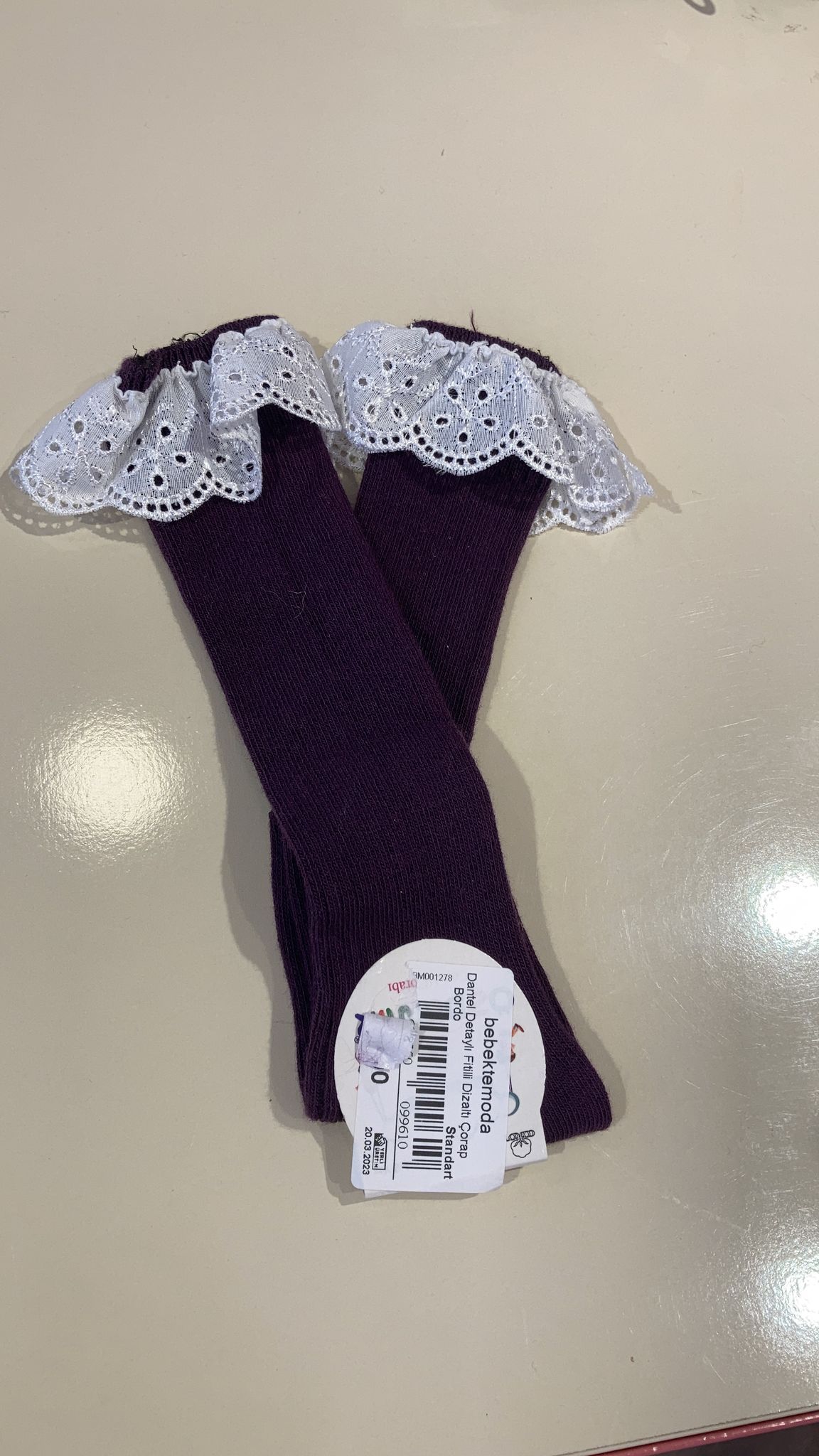 Dantel Detaylı Fitilli Dizaltı Çorap Bordo
