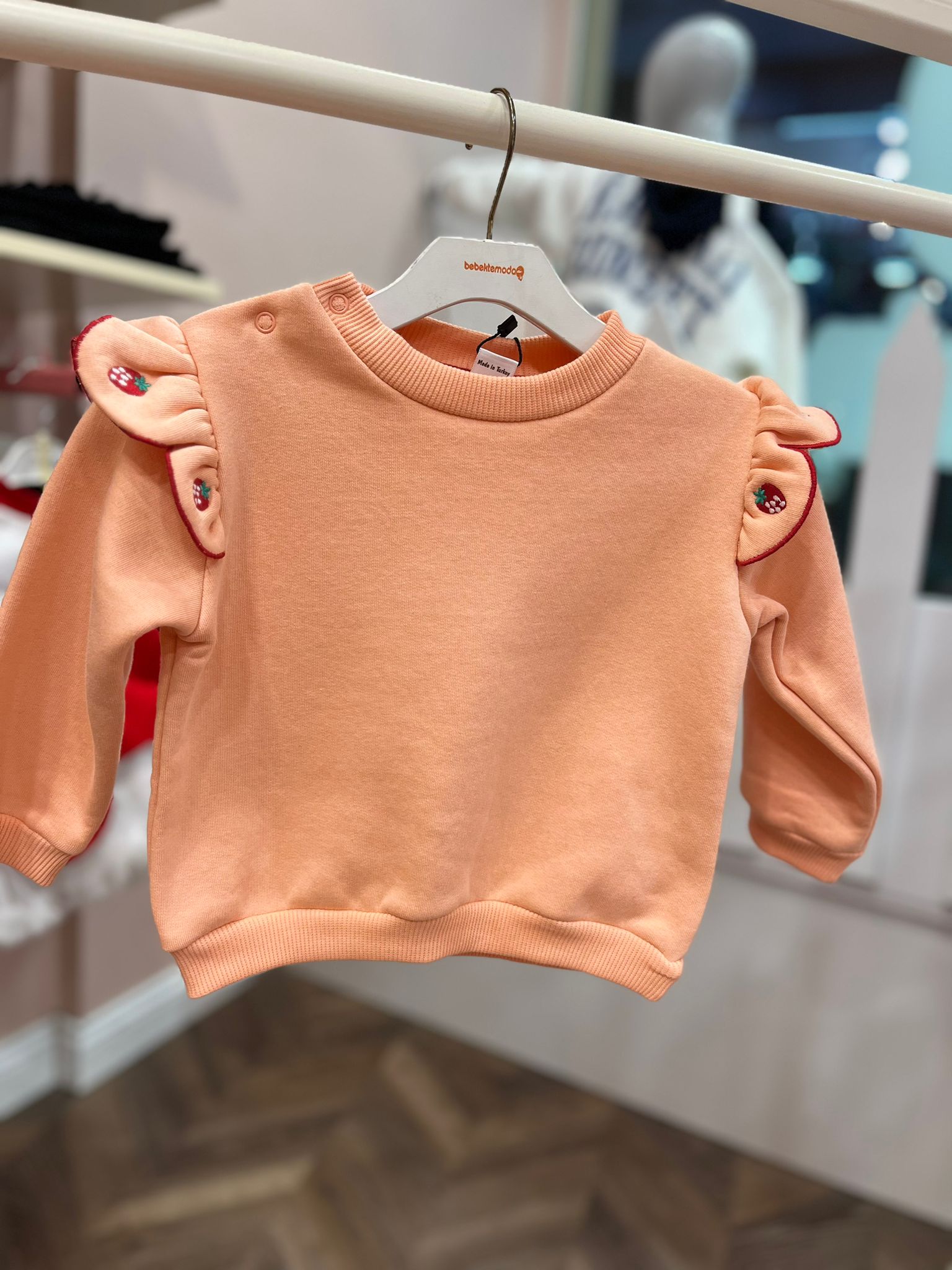 Omzu Volanlı Çilek İşlemeli Sweat Yavruağzı
