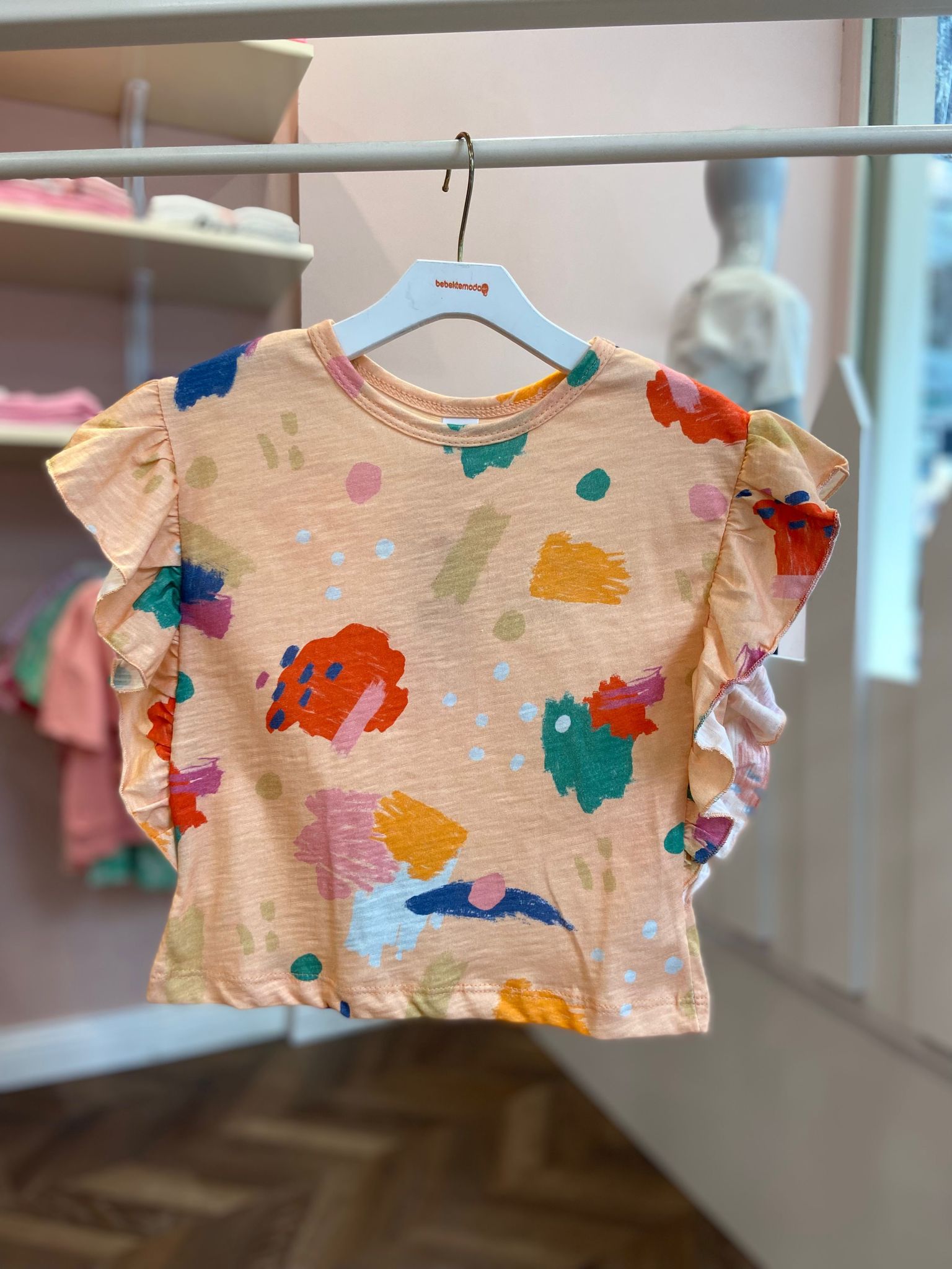 Fırça Desenli Kolları Volanlı Tişört Yavruağzı