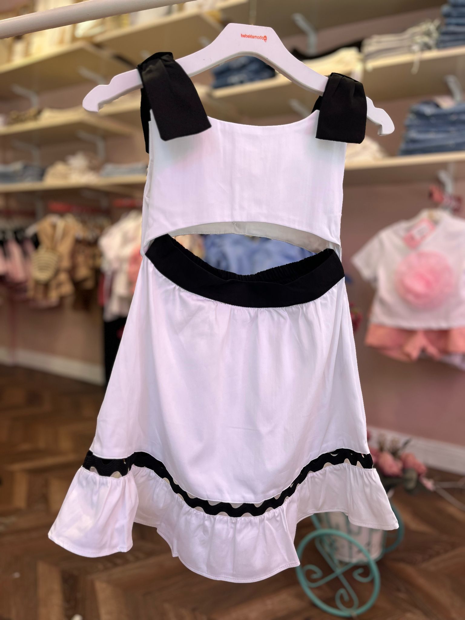 OMUZLARI FİYONKLU BELİ DEKOLTE DETAYLI ELBİSE Beyaz