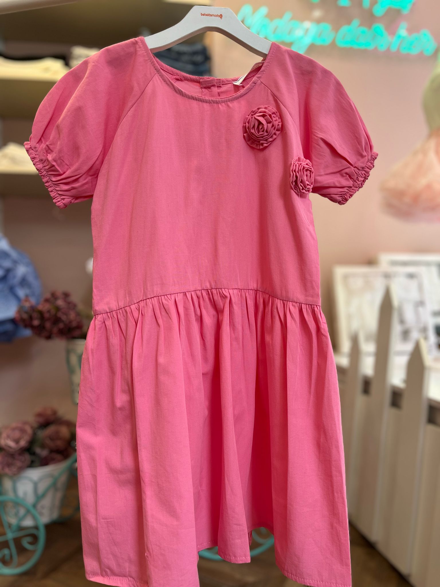 KOLLARI  LASTİKLİ ÇİÇEK DETAYLI ELBİSE Pembe