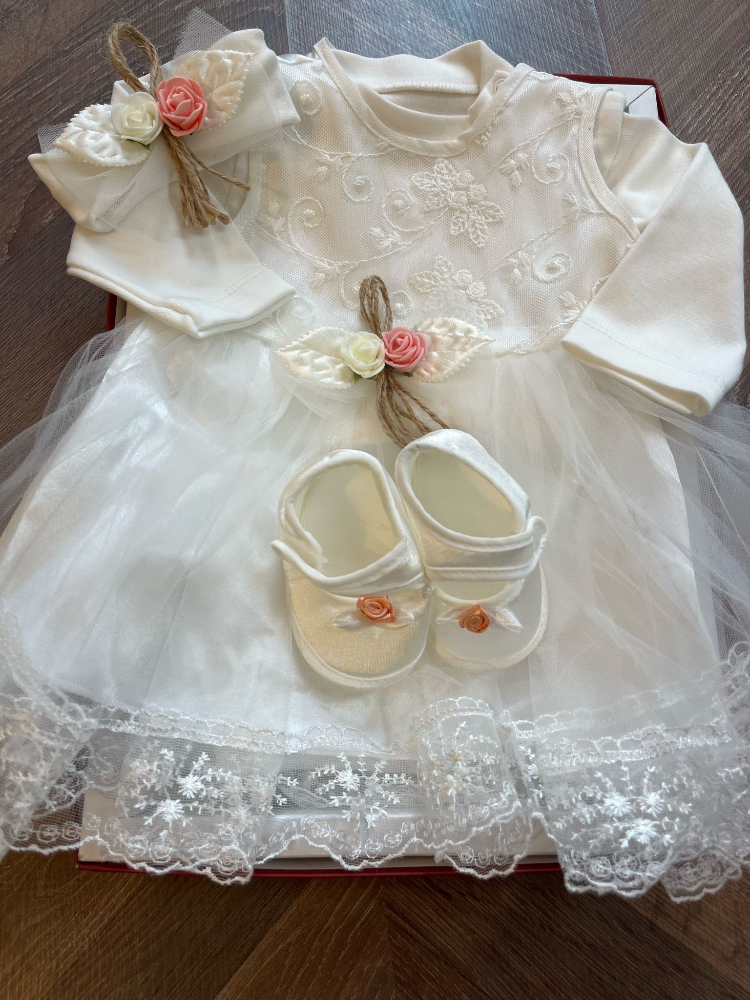ÇİÇEK DETAYLI KIZ BEBEK MEVLÜT ELBİSESİ Beyaz