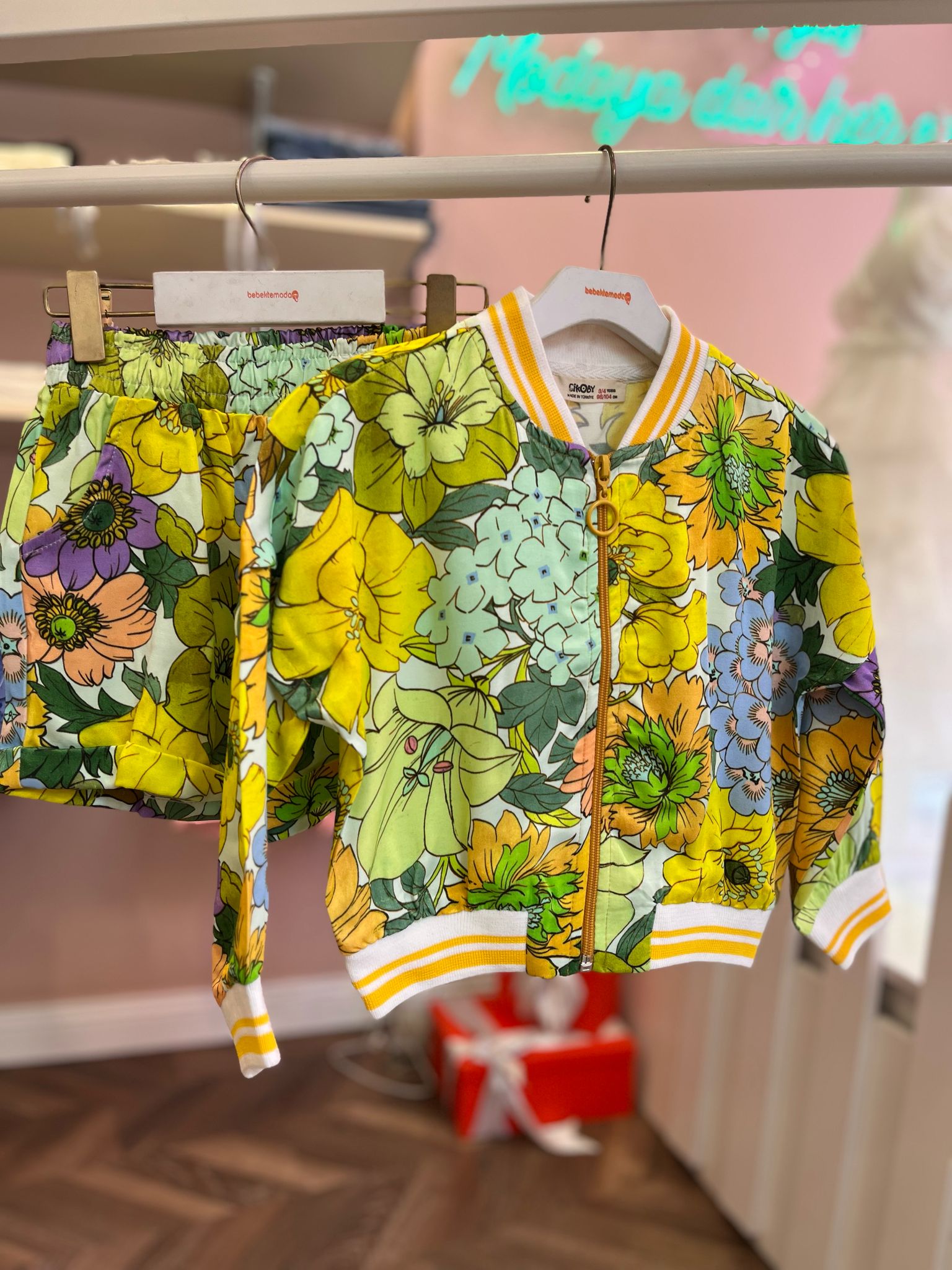 ÇİÇEK DESENLİ FERMUARLI ÜST ŞORT TAKIM Çok Renkli