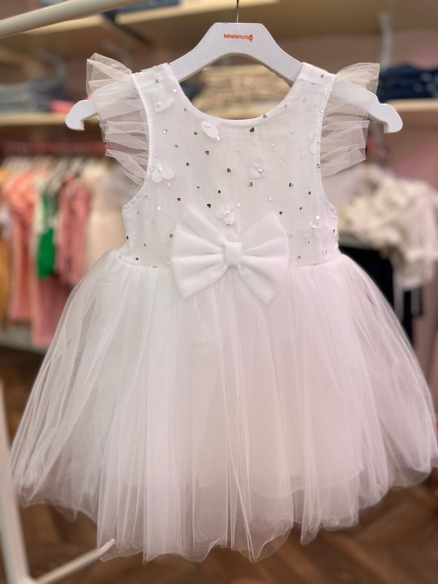 Beyaz KALP VE FİYONK DETAYLI ALTI TÜLLÜ ELBİSE