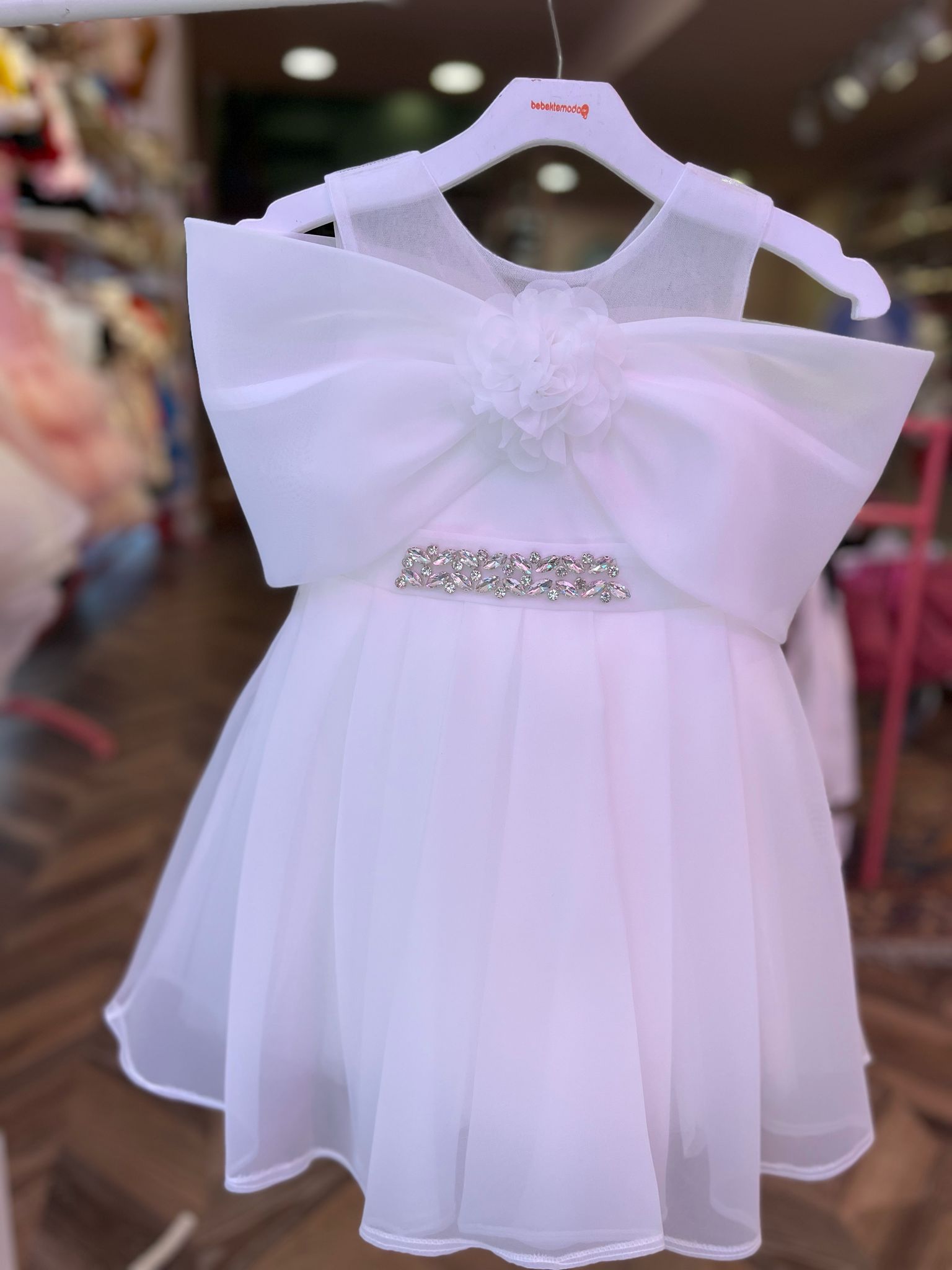 YAKASI FİYONK DETAYLI TAŞLI ABİYE Beyaz