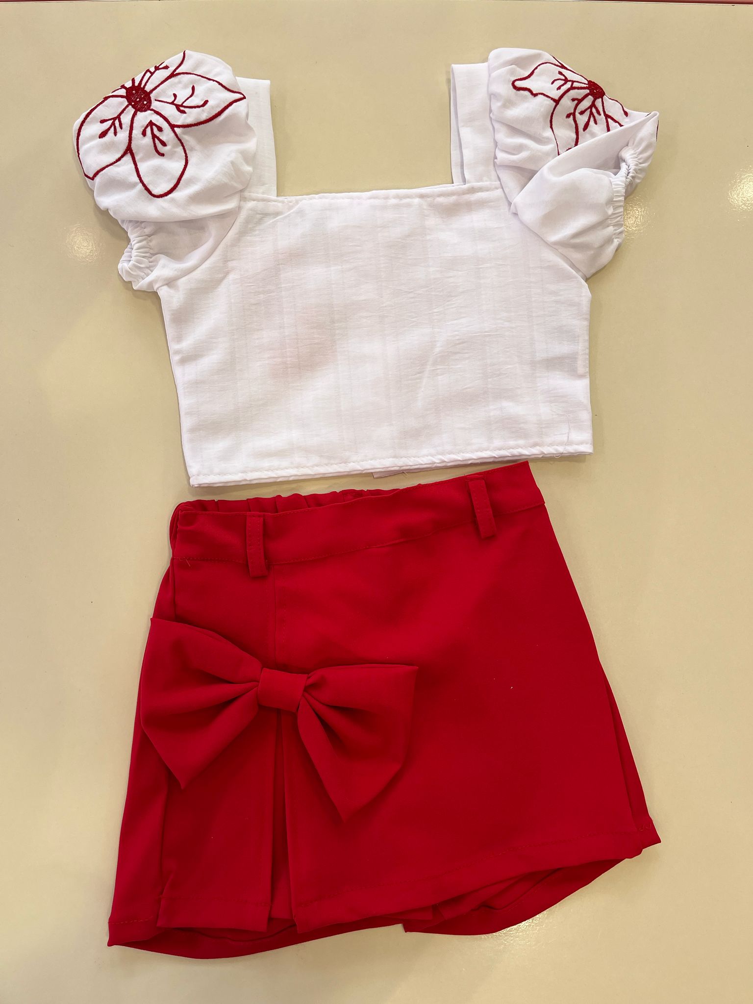 KOLLARI NAKIŞLI ŞORT ETEKLİ TAKIM Kırmızı
