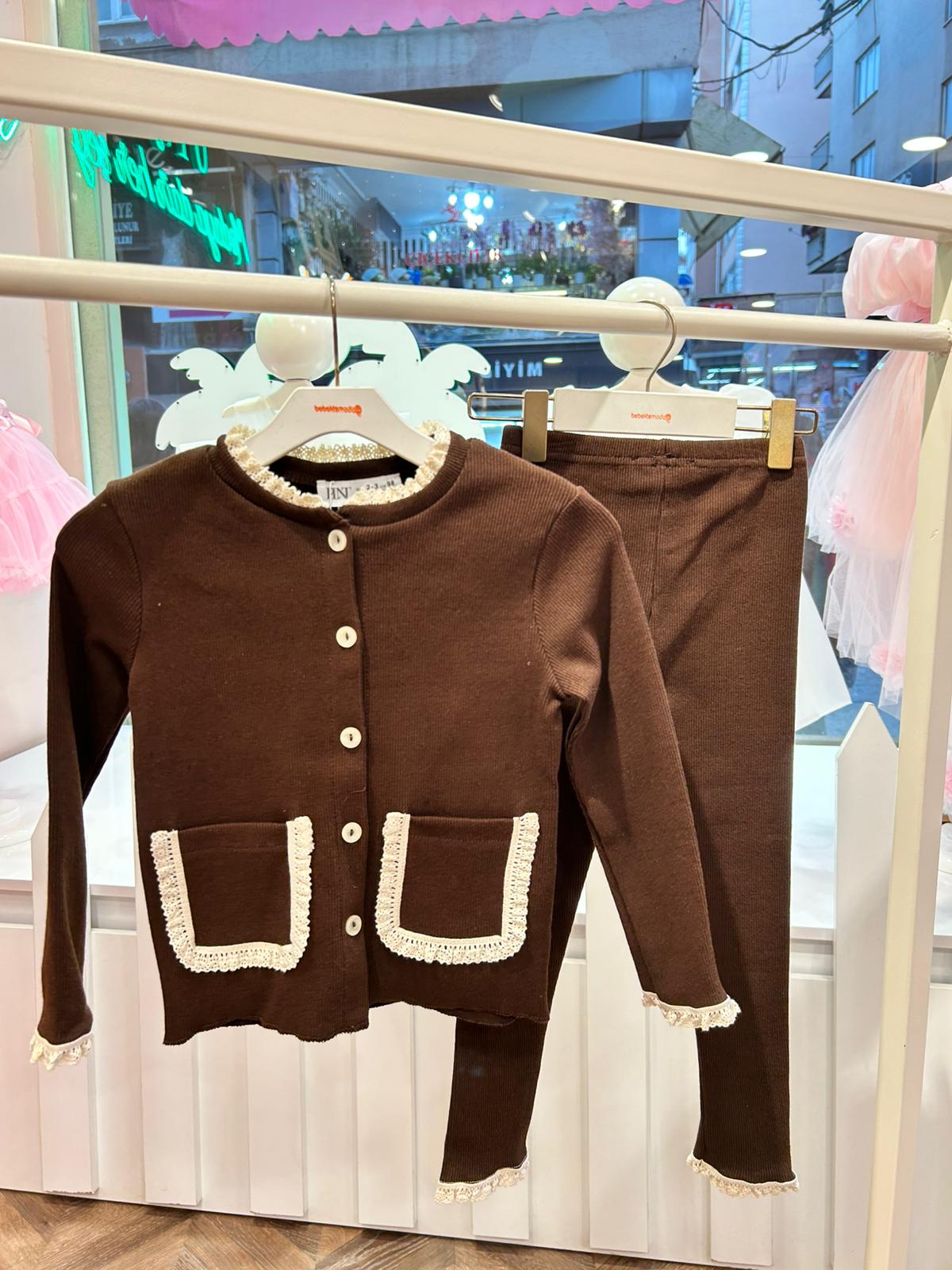 Kahverengi DANTEL VE CEP DETAYLI ÖNDEN DÜĞMELİ TAYTLI TAKIM