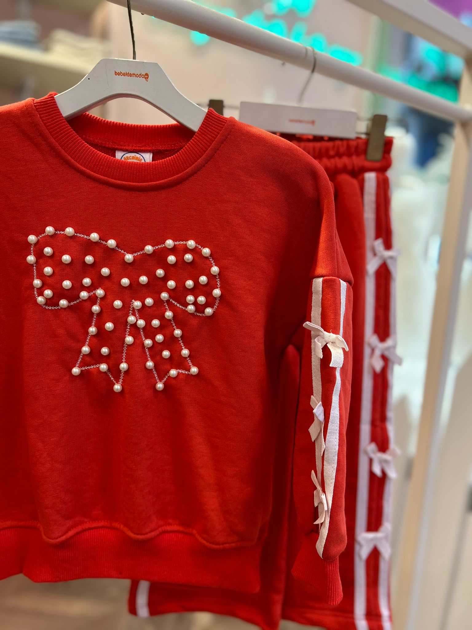 Narçiçeği ÖNÜ İNCİ DETAYLI FİYONKLU EŞOFMAN TAKIMI