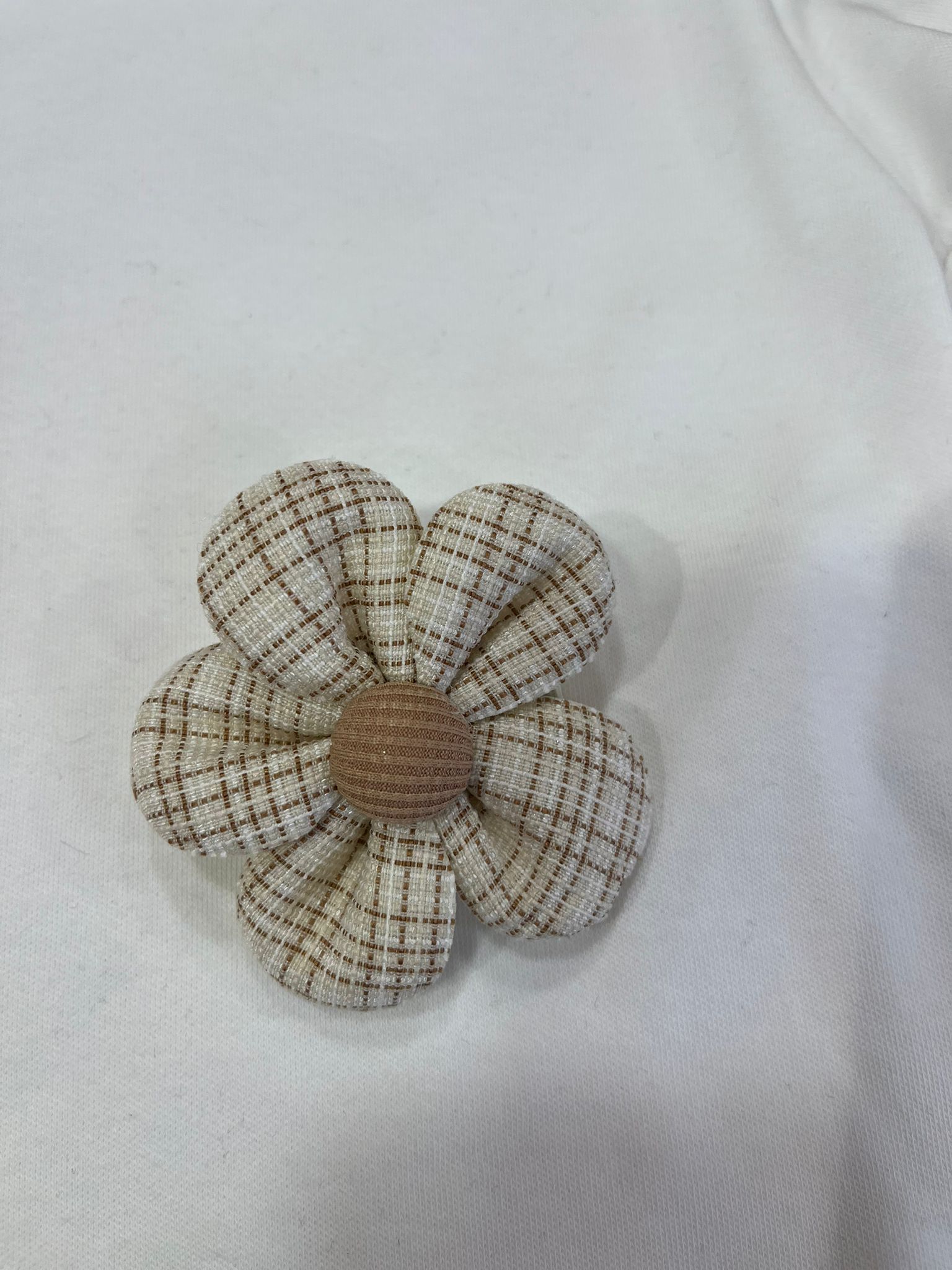 BÜYÜK PAPATYA ŞEKİLLİ KLİPS TOKA Bej