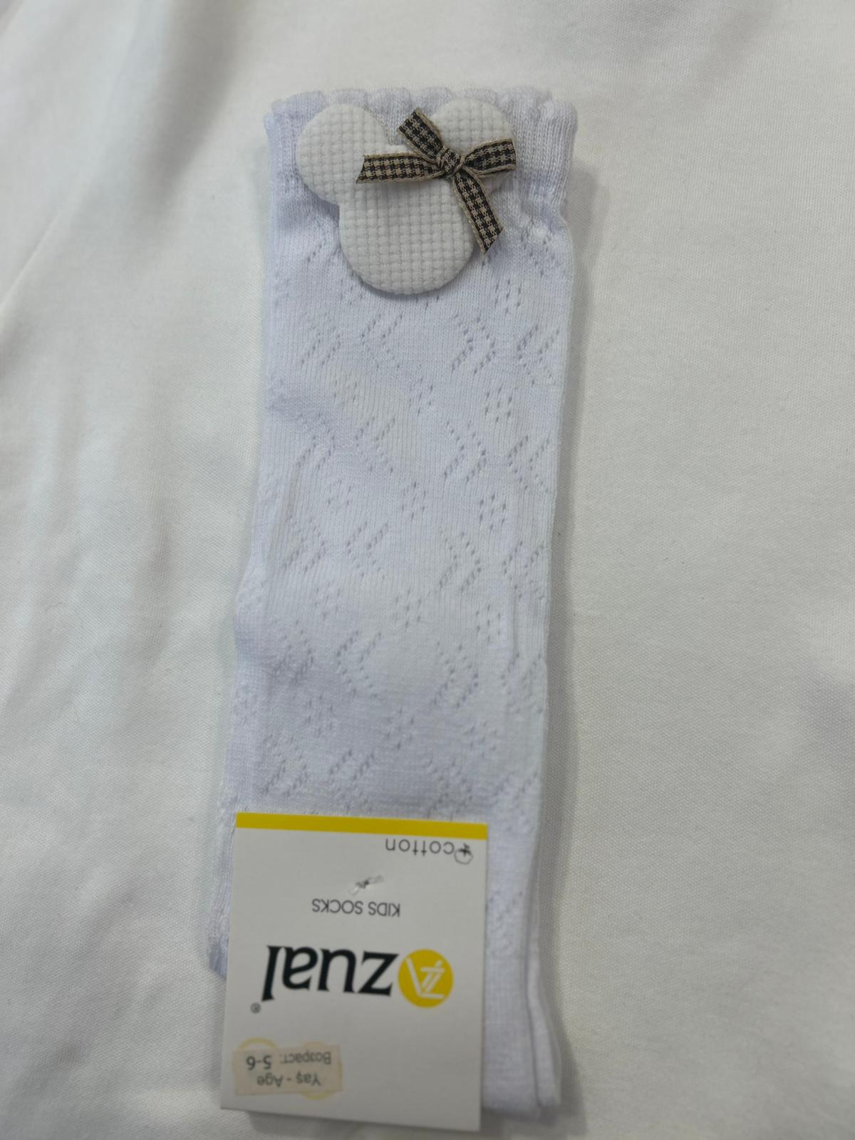 AYICIK DETAYLI KENDİNDEN DESENLİ DİZALTI ÇORAP Beyaz