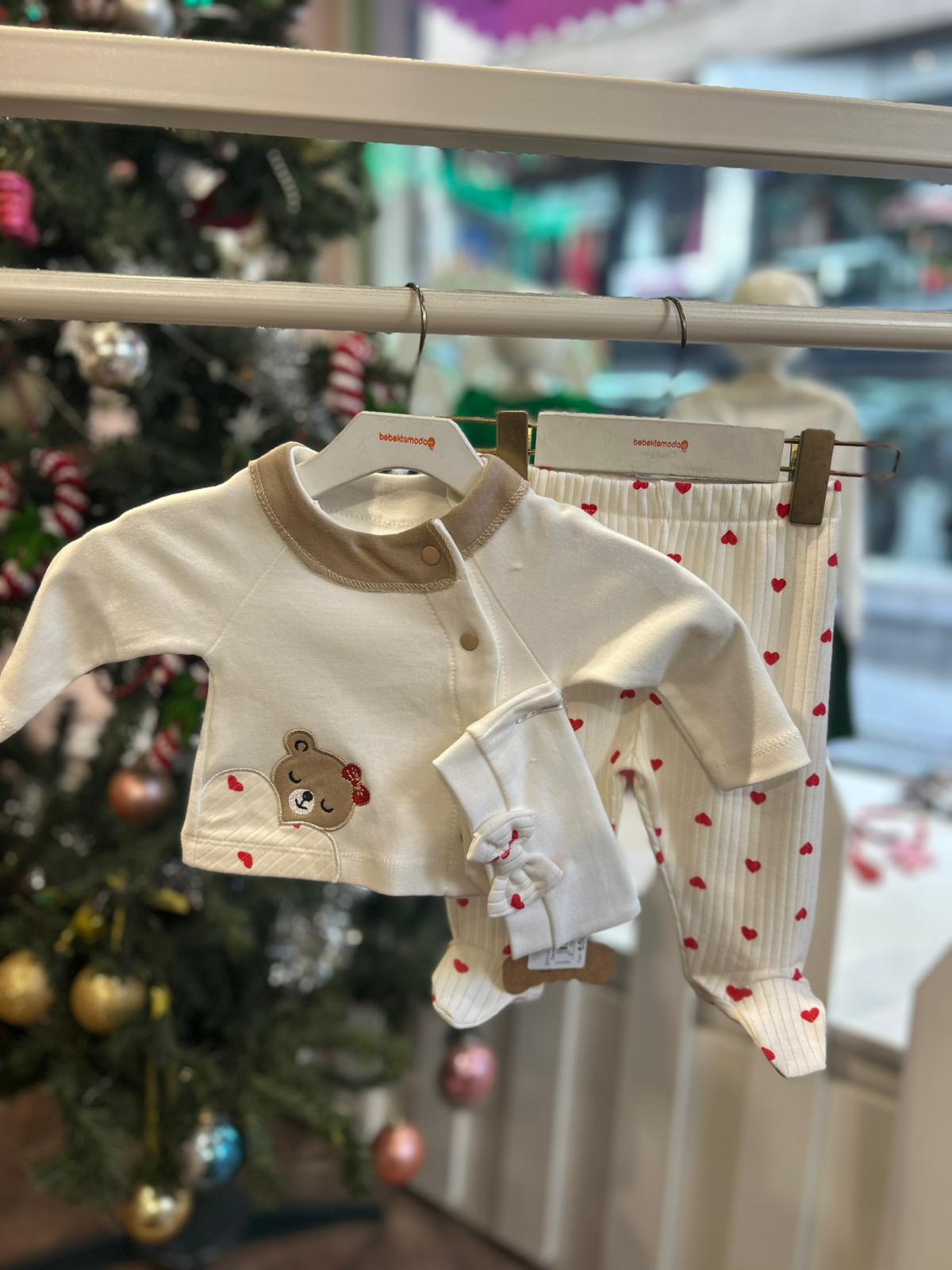 ŞAPKA AKSESUARLI KALP BASKILI 3'LÜ YENİDOĞAN SET Beyaz