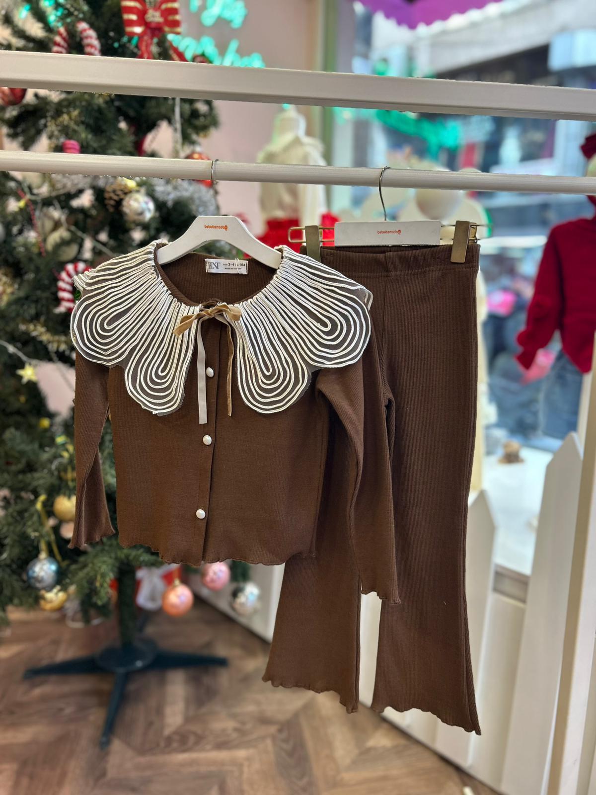 YAKA DETAYLI DÜĞMELİ TAYTLI TAKIM Kahverengi