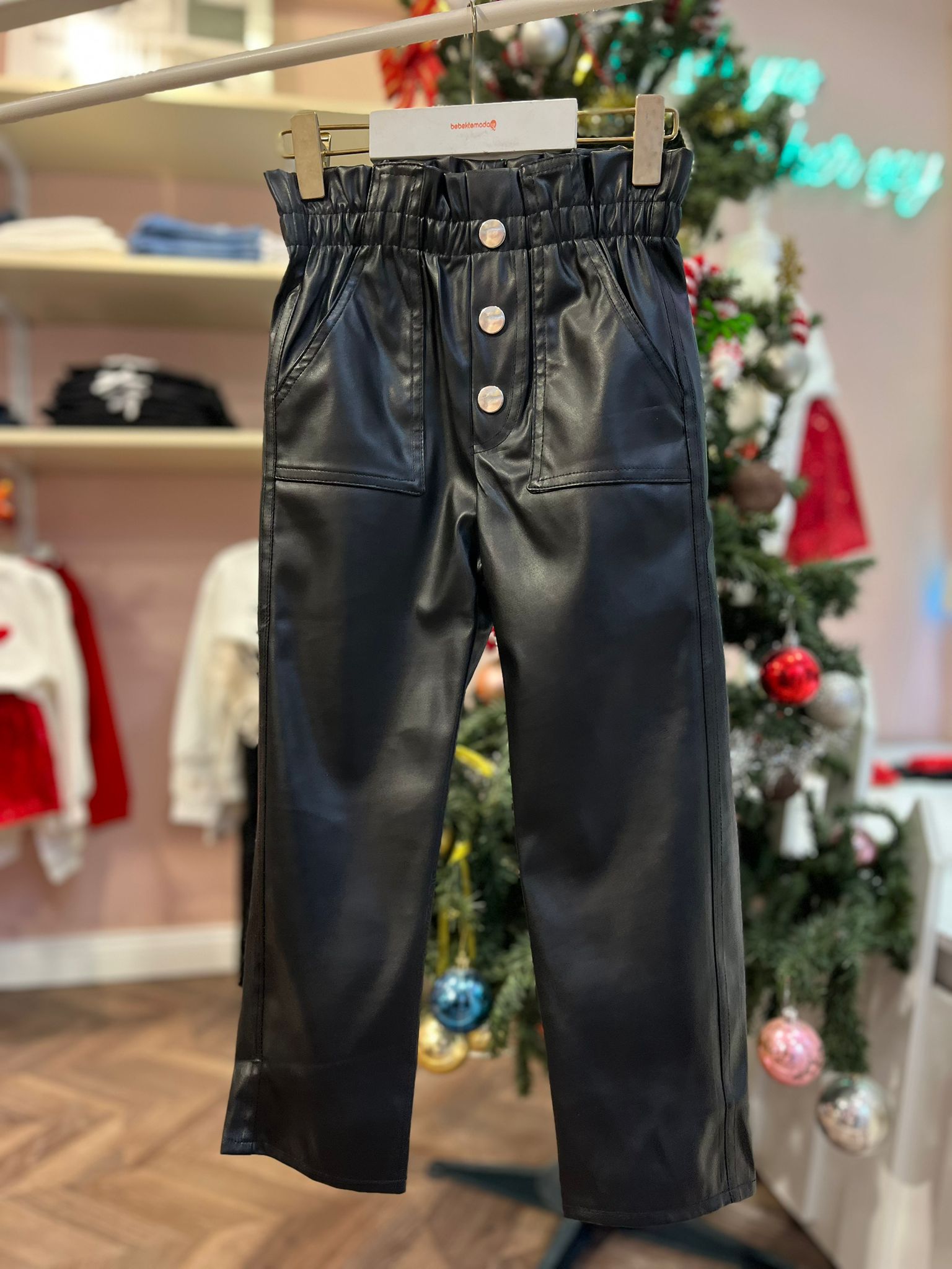 ÖNÜ DÜĞME DETAYLI BELİ LASTİKLİ DERİ PANTOLON Siyah