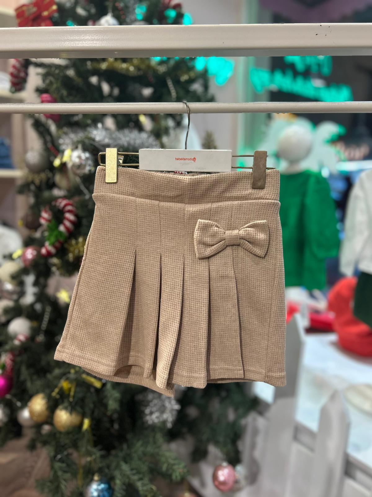 FİYONK VE PİLİSE DETAYLI WAFIL KUMAŞ KAPAKLI ŞORT ETEK VİZON