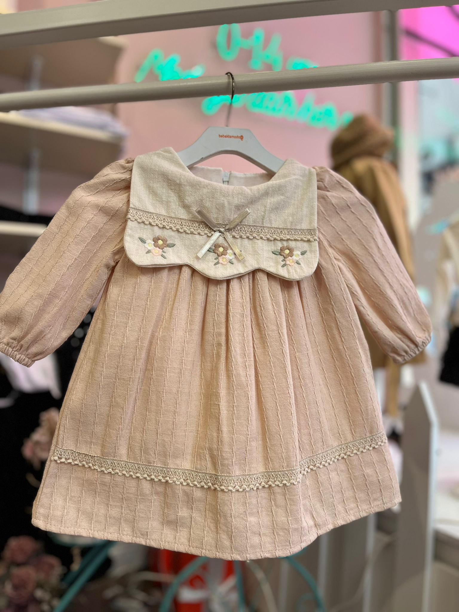 ÇİÇEK NAKIŞLI YAKA DETAYLI KETEN ELBİSE Bej