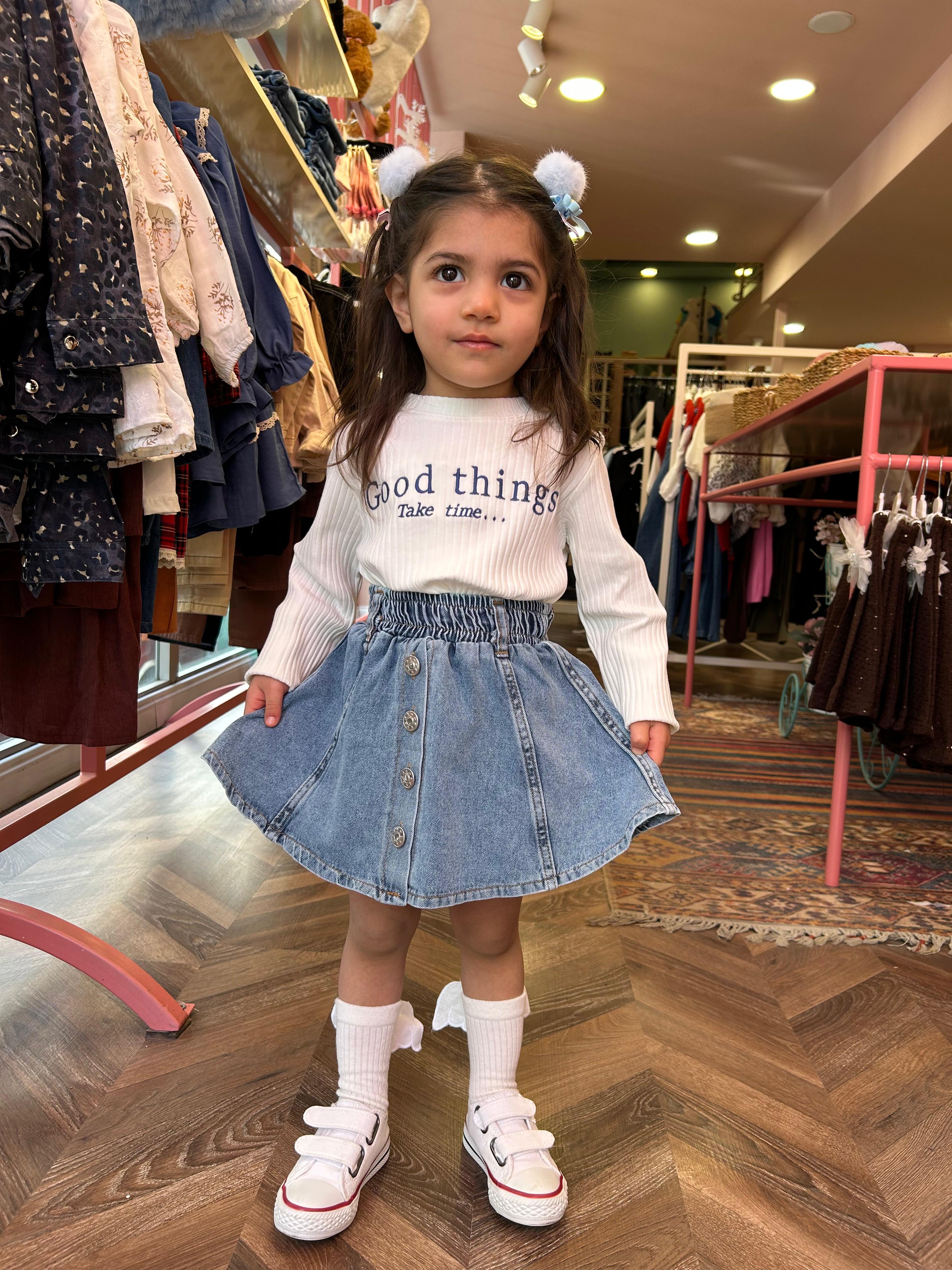 YAZI DETAYLI VOLANLI BLUZ KOT ETEK TAKIM BEYAZ MAVİ