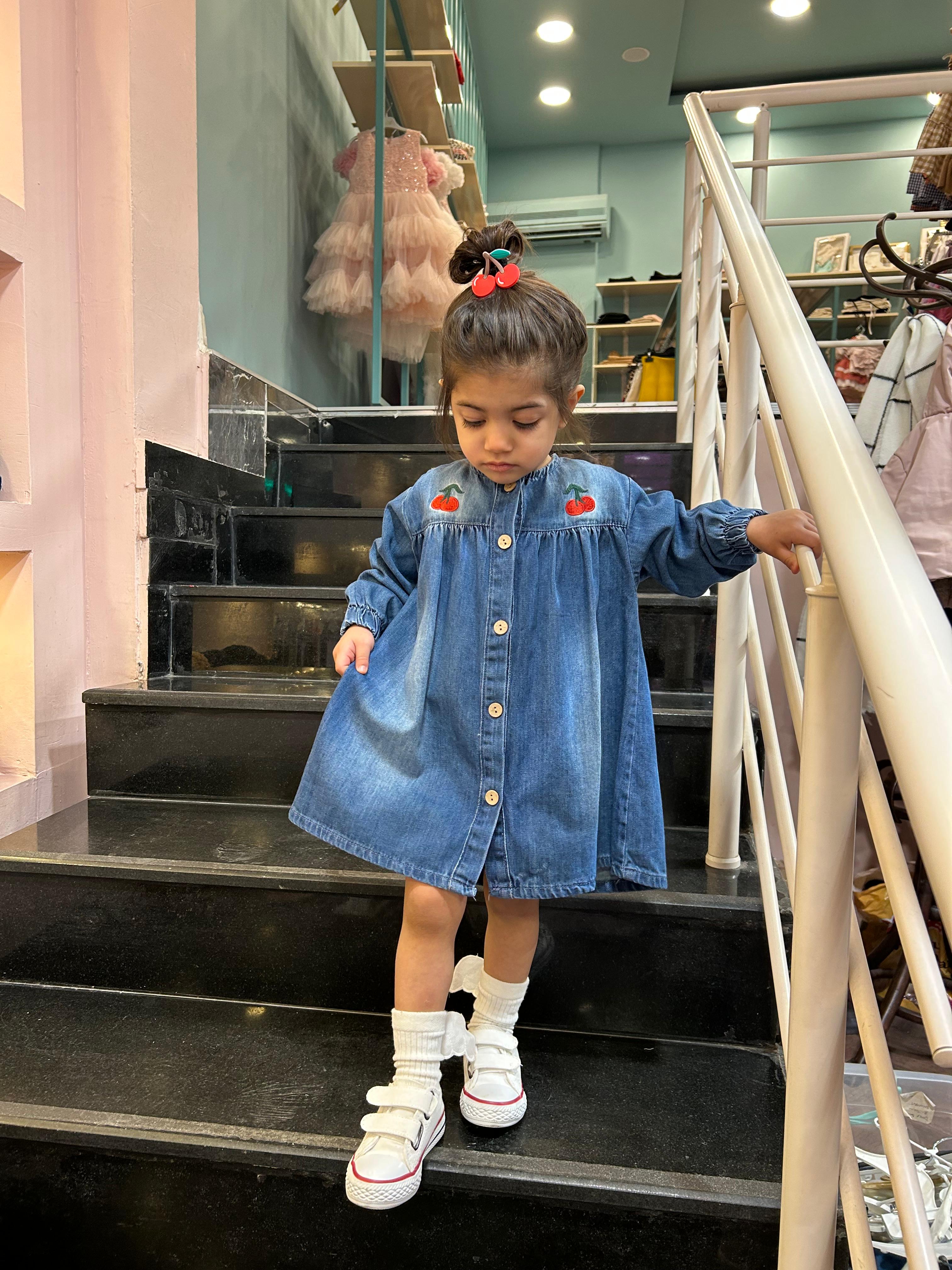 KİRAZ NAKIŞLI ÖNDEN DÜĞMELİ KOLU LASTİKLİ KOT ELBİSE Mavi