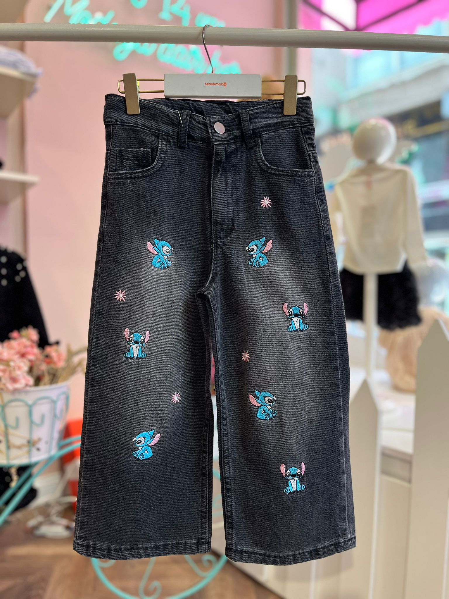 KARAKTER İŞLEMELİ BORU PAÇA KOT PANTOLON Siyah