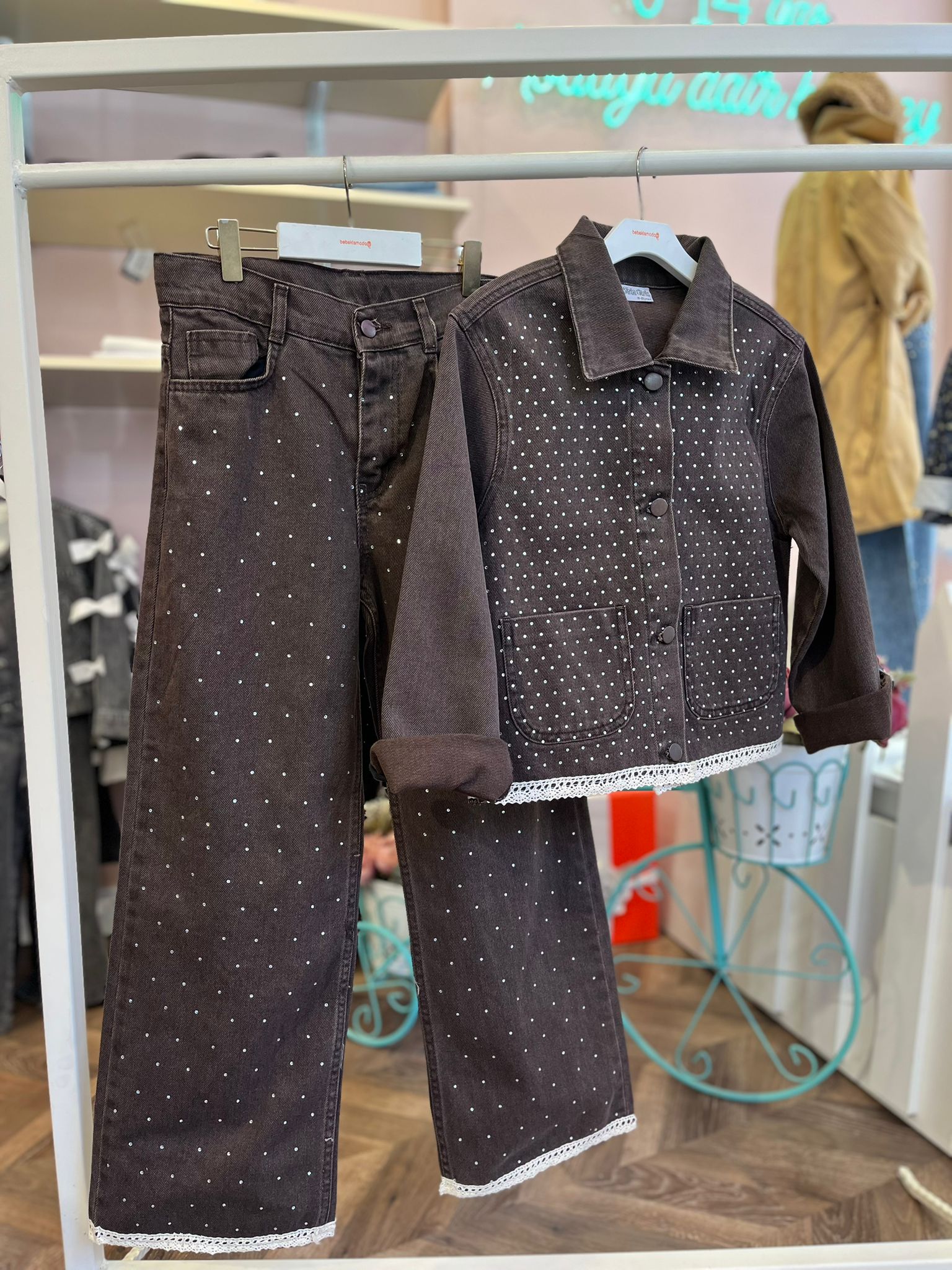 GÜPÜR DETAYLI TAŞLI KOT CEKETLİ TAKIM Kahverengi