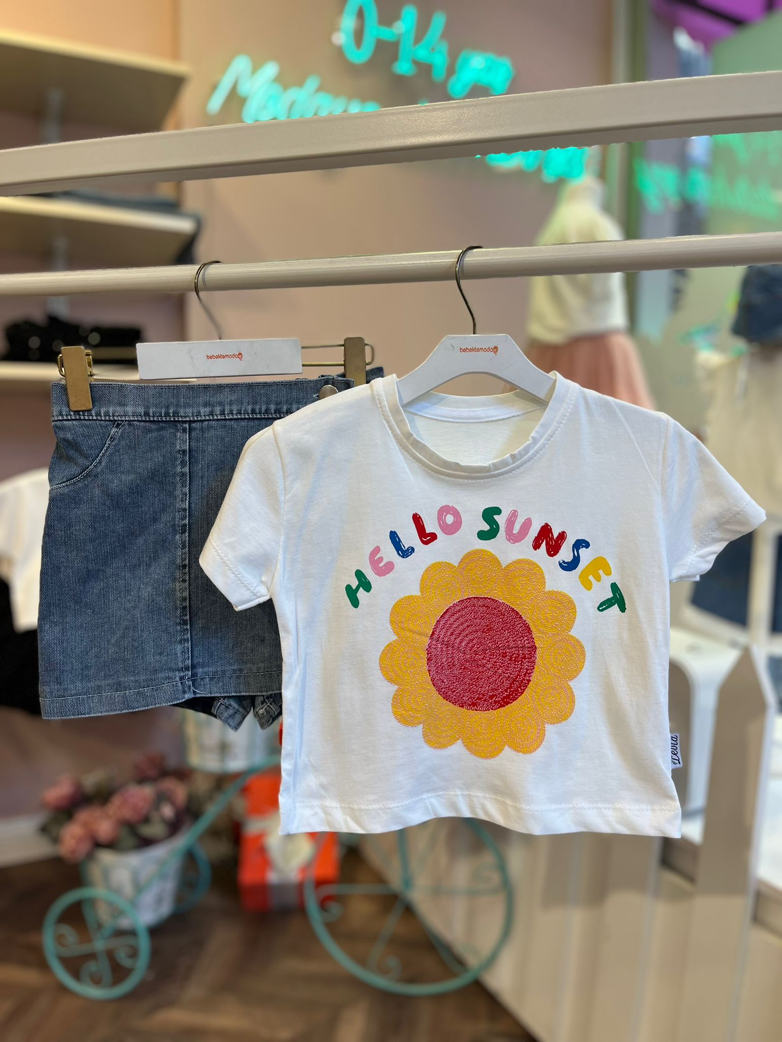 Beyaz HELLO SUNSET BASKILI ŞORT ETEKLİ TAKIM