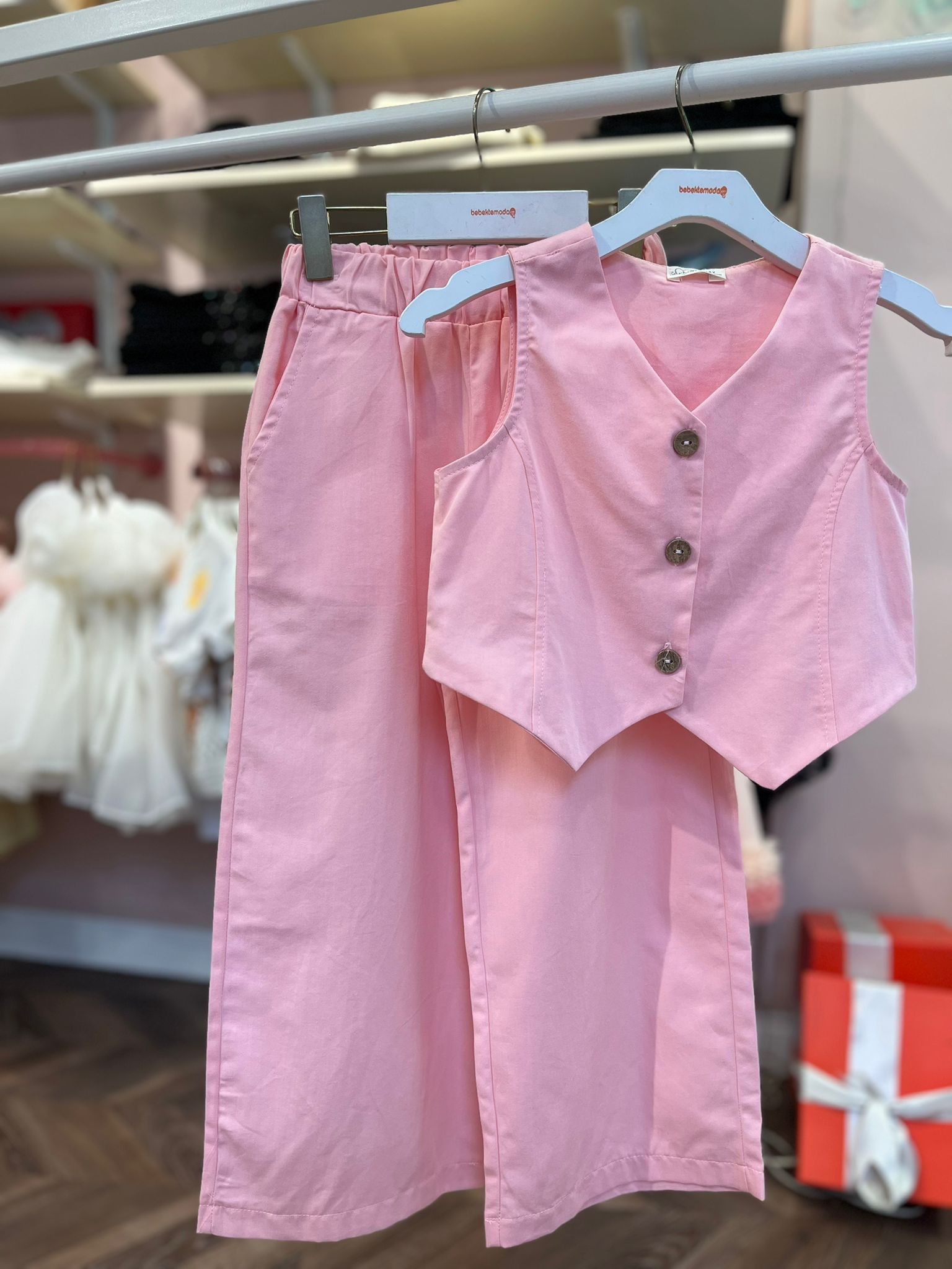 ARKASI FİYONK DETAYLI YELEK PANTOLON TAKIM Pudra