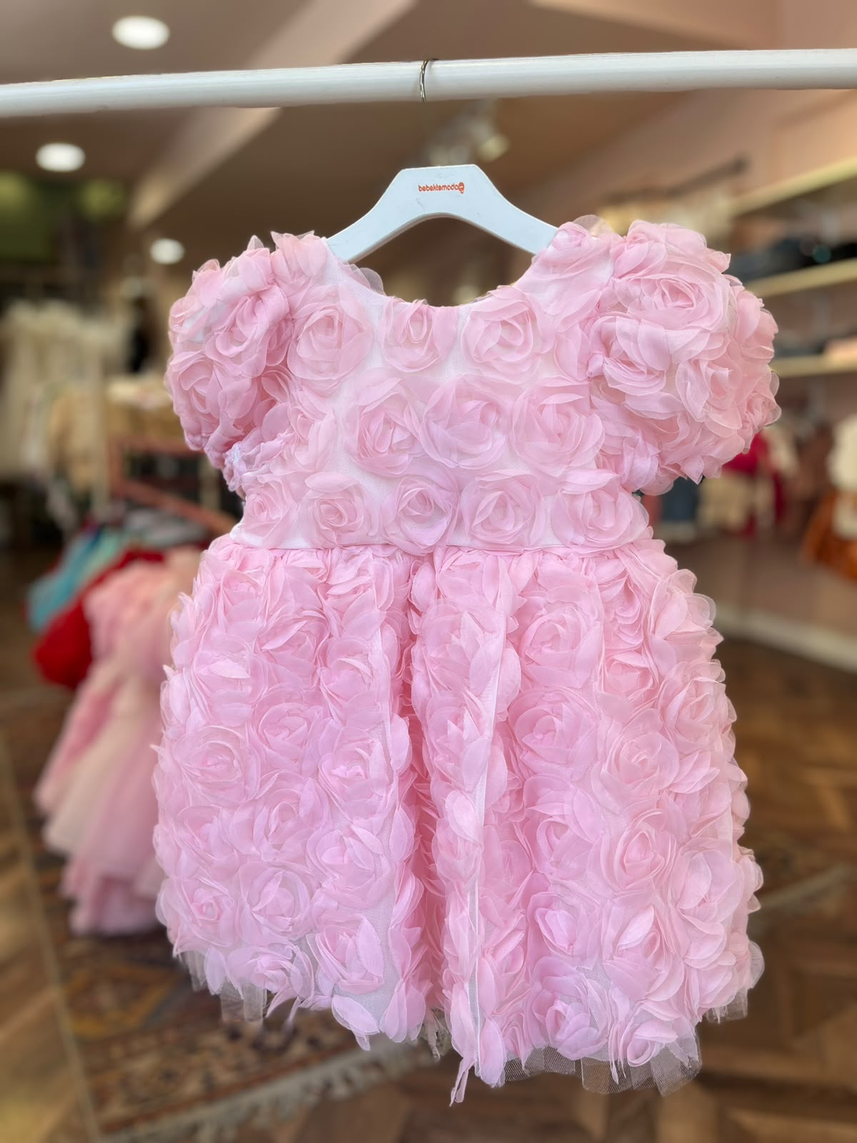 Pembe ÜSTÜ ÇİÇEK KABARTMALI ALTI TÜLLÜ FİYONK DETAYLI ELBİSE