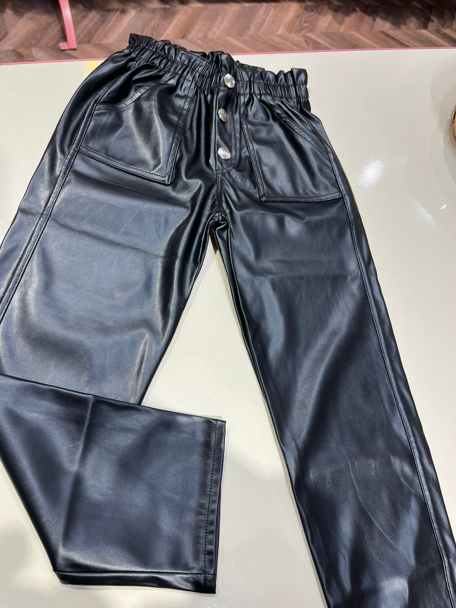 Metal Düğme Detaylı Cepli Deri Pantolon Siyah