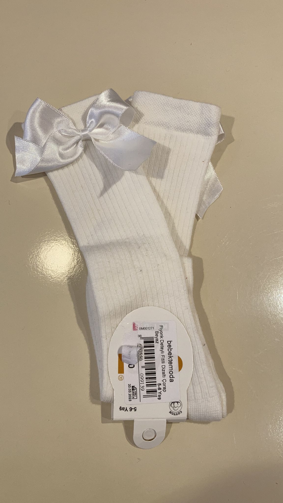 Fiyonk Detaylı Fitilli Dizaltı Çorap Beyaz
