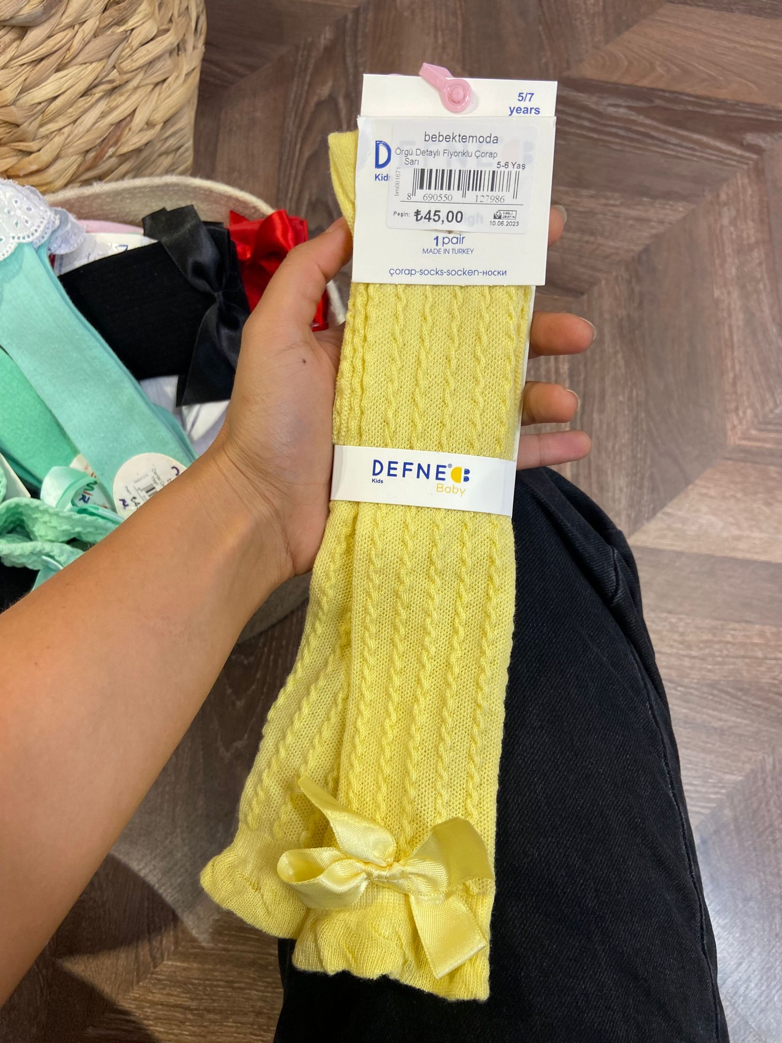 Örgü Detaylı Fiyonklu Çorap Sarı