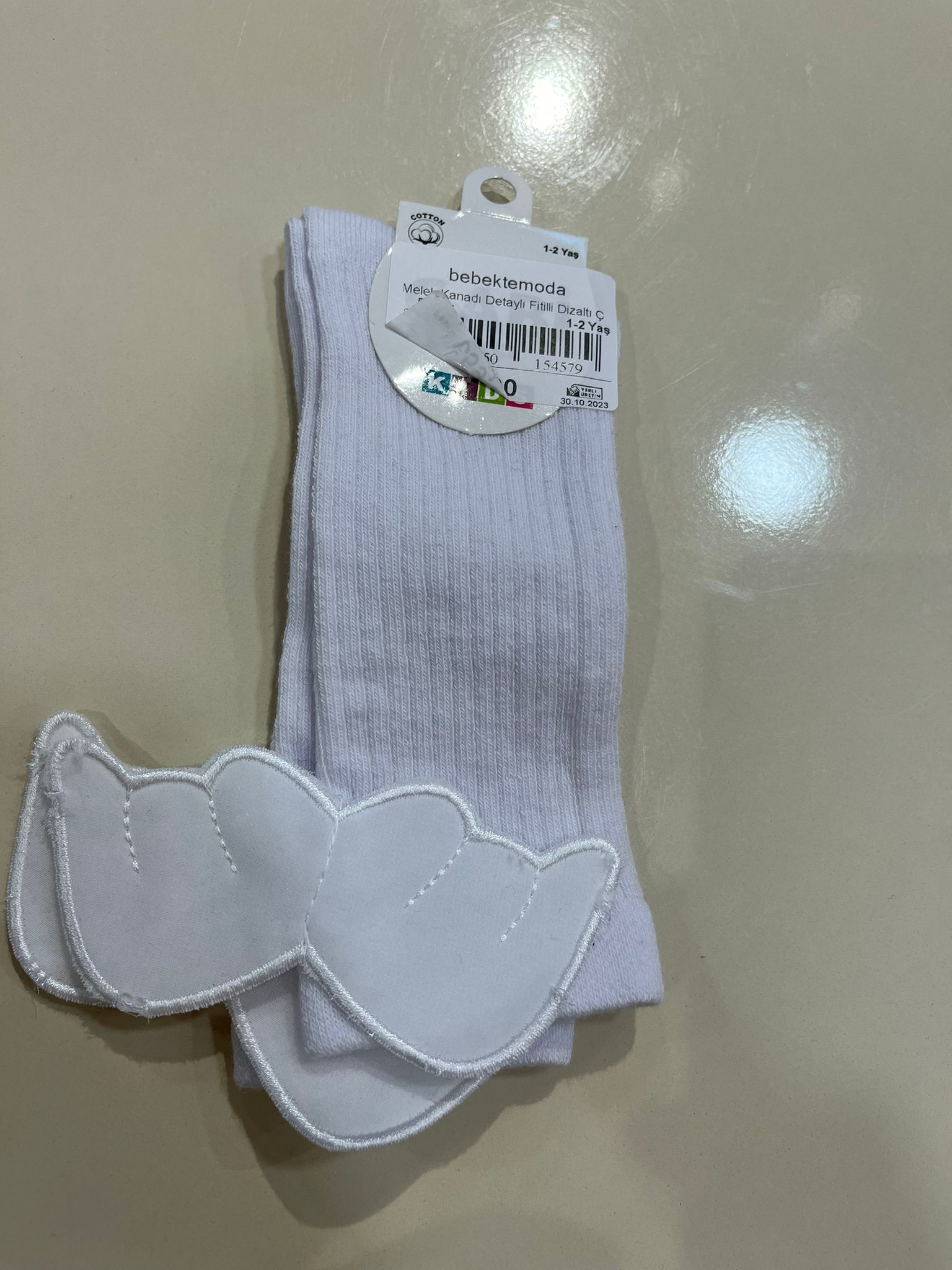 Melek Kanadı Detaylı Fitilli Dizaltı Çorap Beyaz